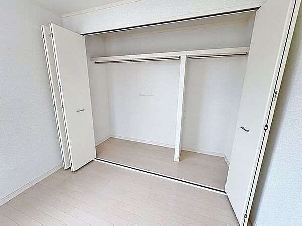 「収納完備」居室には収納スペースを完備し、自由度の高い家具の配置が叶うシンプルな空間です。