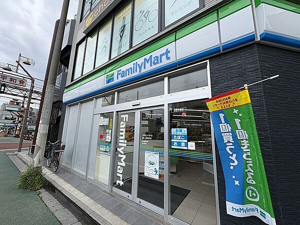 徒歩8分。ファミリーマート鐘ヶ淵駅東店 590m