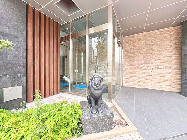 「エントランス」マンションのエントランスなど共有部分は、清掃が行き届いており、キレイな状態です。管理体制がしっかりしているからこそ。