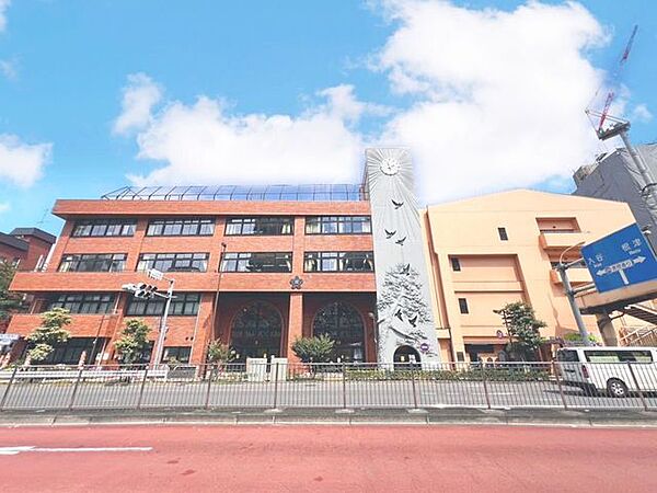 徒歩5分。台東区立根岸小学校 330m