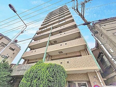 「センチュリー三ノ輪」13階部分の最上階・3面採光の角部屋マンション。おしゃれな雰囲気や自然の潤い、親しみやすさといった個性を、街に新たな価値を齎し続けることでしょう。