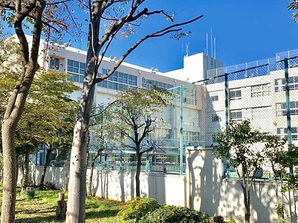 徒歩16分。台東区立桜橋中学校 1250m