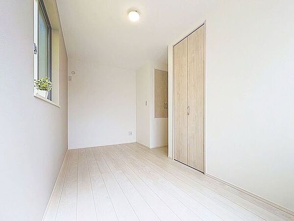 「居室」お子様の成長に合わせて机やベットを自由にレイアウトできるようにと、小さな自立心を育むお部屋作りを見越してご覧下さい。