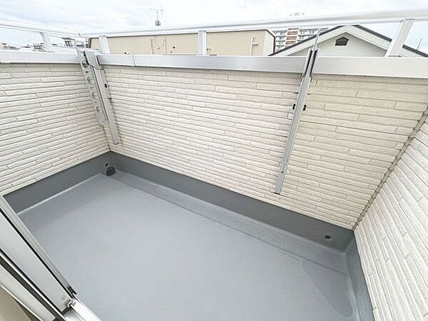 「バルコニー」大きな空に囲まれた気持ちのいい住まい。バルコニーを覗くだけで圧倒的な開放感に包まれます。