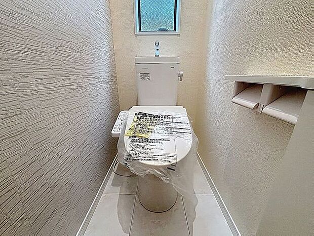「温水洗浄便座付きトイレ」トイレは快適な温水洗浄便座付です。清潔感のあるホワイトで統一しました。いつも清潔な空間であって頂けるよう配慮された造りです。