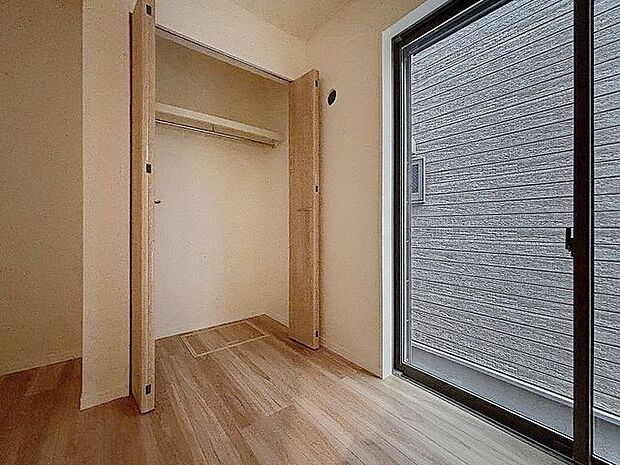 「収納」居室にはクローゼットを完備し、自由度の高い家具の配置が叶うシンプルな空間です。お子様の成長と必要になる子供部屋を与えるにはぴったりの間取りですね。