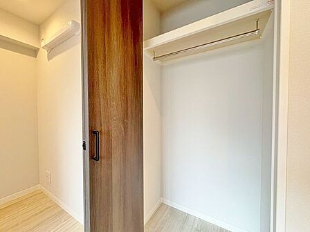 「収納完備」居室には収納スペースを完備し、自由度の高い家具の配置が叶うシンプルな空間です。