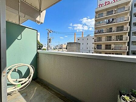 「バルコニー」大きな空に囲まれた気持ちのいい住まい。バルコニーを覗くだけで圧倒的な開放感に包まれます。