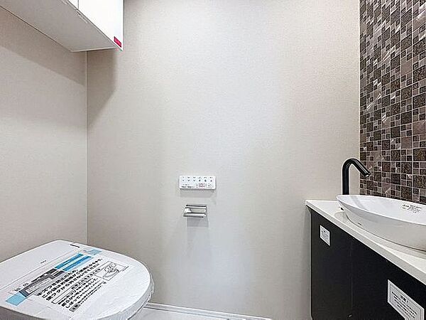 「温水洗浄便座付きトイレ」トイレは快適な温水洗浄便座付です。清潔感のあるホワイトで統一しました。いつも清潔な空間であって頂けるよう配慮された造りです。