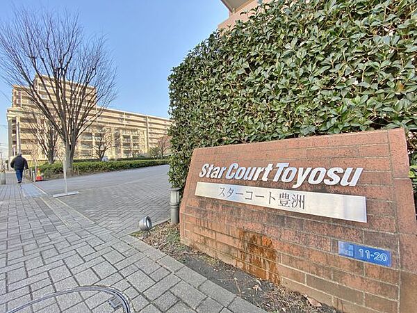「エントランス入口」植栽もお手入れがしっかりとされており、美しい外観のポイントになっています。
