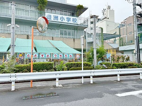 徒歩4分。江東区立豊洲幼稚園 300m