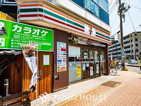 徒歩5分。セブンイレブン　豊洲店 340m