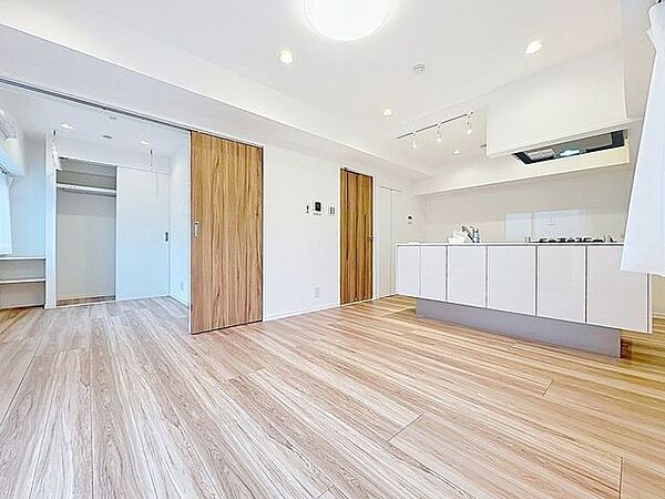 「角部屋につき陽当り・通風良好。」大きな窓辺からの日差しが暖かい室内は、自然と住まう人の気分も明るくなり、リビングでの素敵なワンシーンが演出されます。