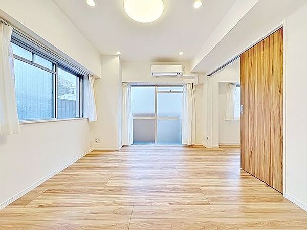 「木のぬくもり感じる優しい雰囲気のお部屋」落ち着いたカラーコーディネートの室内。インテリアやファブリックで、オーナー様好みのテイストデザインを取り入れて頂けます。