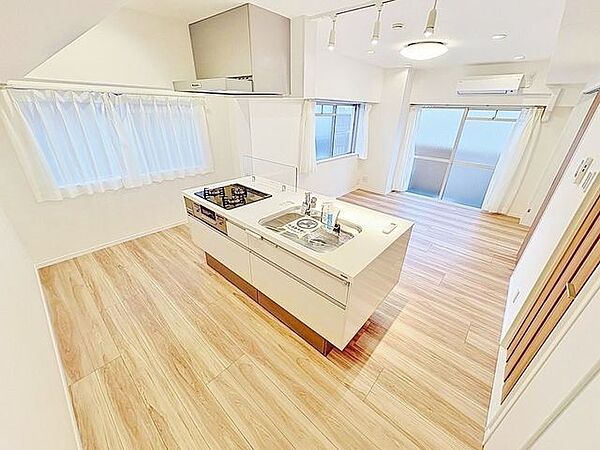 「LDKの主役×アイランドキッチン」魅力は高い開放感、回遊性の高い動線、コミュニケーションのとりやすさなど、プラスワンのポイントがたくさんあります。