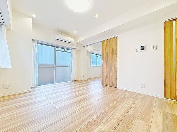 「インテリア映えする内装。」お部屋全体が優しく柔らかな色合いとなっていて、お家時間を穏やかに過ごせる空間が広がっています。