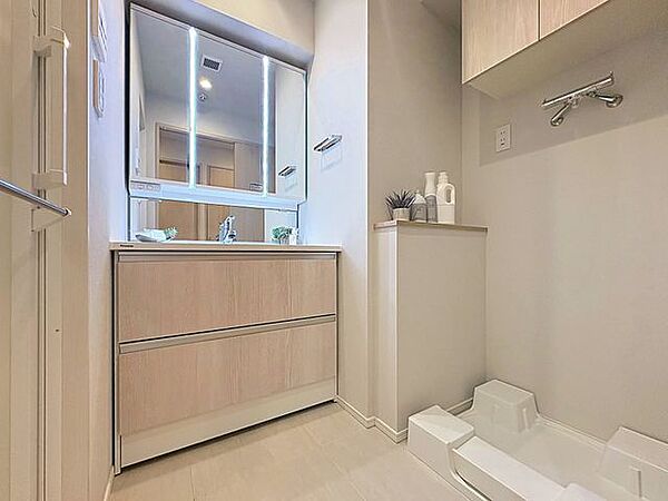 「リフォーム済・洗面台」大きな鏡で朝の準備もばっちり。収納も多く、洗剤など日用品の保管にも便利です。