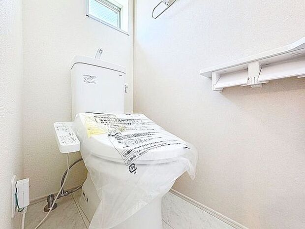 「温水洗浄便座付きトイレ」トイレは快適な温水洗浄便座付です。清潔感のあるホワイトで統一しました。いつも清潔な空間であって頂けるよう配慮された造りです。