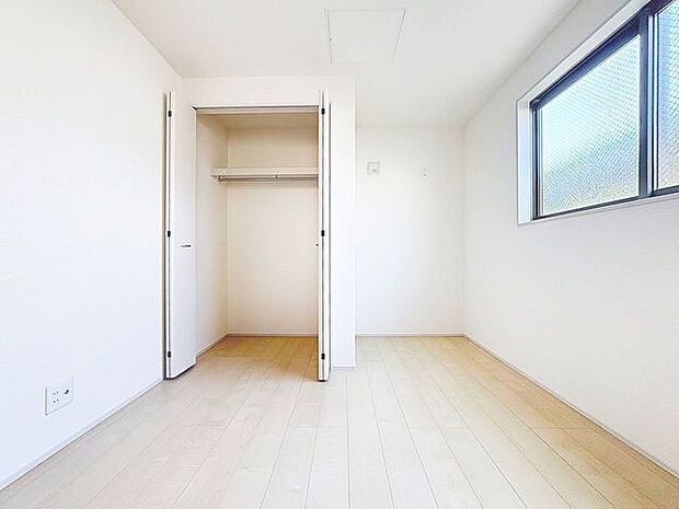 「ナチュラルテイストが心地よい。」柔らかな木目がナチュラルで落ち着きのある空間を演出!採光面からの光との調和でとても暖かみのあるお部屋となります。