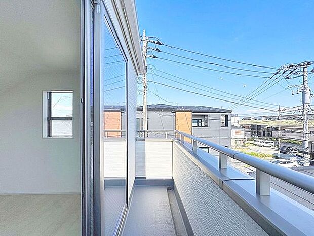 「バルコニー」大きな空に囲まれた気持ちのいい住まい。バルコニーを覗くだけで圧倒的な開放感に包まれます。