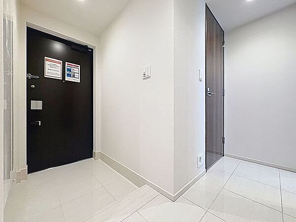 「玄関」家の中でお客様を迎える最初の場所である玄関。豊富な玄関収納で、常に綺麗に保つことが出来ます。