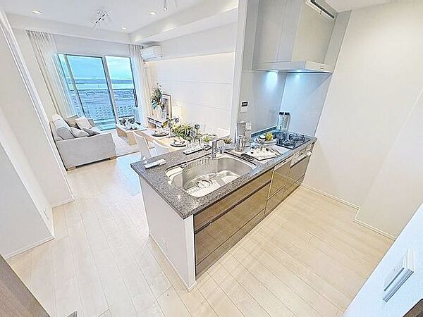 「カウンターキッチン。」キッチンスペースは、ゆとりの広さを確保。開放的な対面式キッチンなので、ご家族との会話を楽しうことはもちろん、お子様を見守りながら家事時間を進められます。