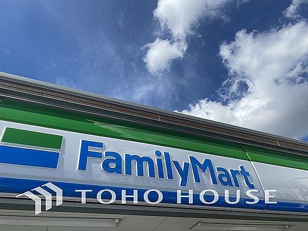 ファミリーマート　江東有明店 900m