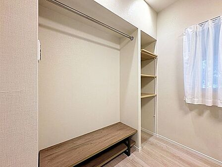 「スッキリ収納の居室」大きなクローゼットには季節ものの洋服などを収納できるので、お部屋はすっきり広々と使うことができます。