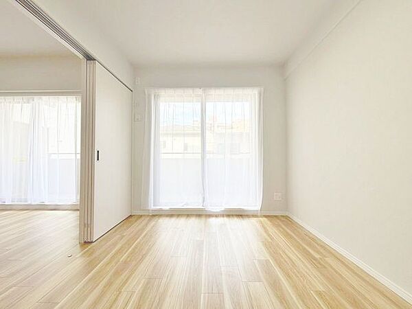 「バルコニーに面した居室」バルコニーに面しており、いつでも心地良い風と柔らかな陽光が感じられる居室です。
