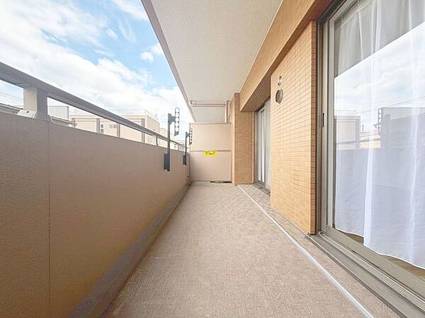 「ゆとりあるバルコニー」洗濯物を干す際に、窮屈さを感じません。ご家族全員分のお洋服を、しっかり干しきる事ができます！