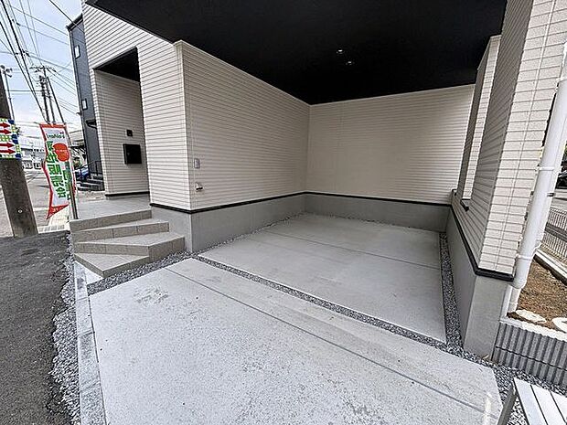 「ビルトインガレージ」車を風雨からしっかりと守ってくれるビルトインガレージです。車を外部に晒さないので風雨だけではなく様々なトラブルに遭いにくく、車好きの方にも安心していただけます。