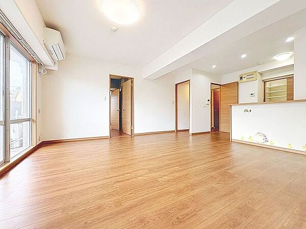 「インテリア映えする内装。」お部屋全体が優しく柔らかな色合いとなっていて、お家時間を穏やかに過ごせる空間が広がっています。
