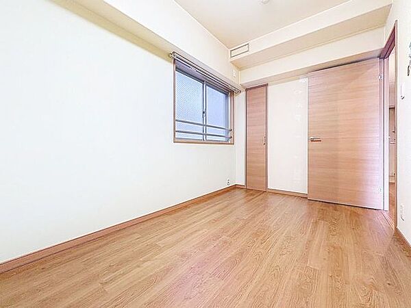 「開放感に満たされる・家族の和み空間」ホワイトの壁紙に柔らかな印象のメープルのフローリング。明るくナチュラルな心地の良い空間となっております。