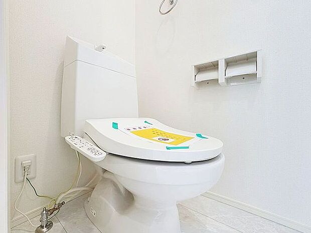 「温水洗浄便座付きトイレ」トイレは快適な温水洗浄便座付です。清潔感のあるホワイトで統一しました。いつも清潔な空間であって頂けるよう配慮された造りです。
