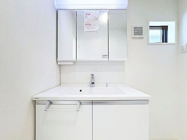 「洗面台」大きな鏡で朝の準備もばっちり。収納も多く、洗剤など日用品の保管にも便利です。