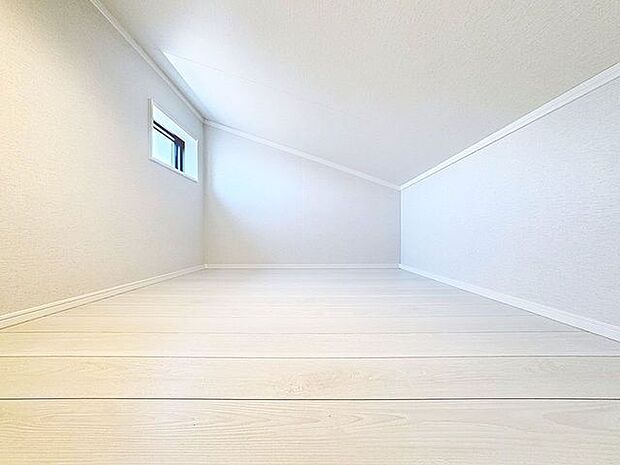 「小屋裏収納」小屋裏収納を整備することで、収納スペースが増えます。季節用品や家具、書類、趣味の道具などを収納できるため、部屋の中がすっきりと片付きます。