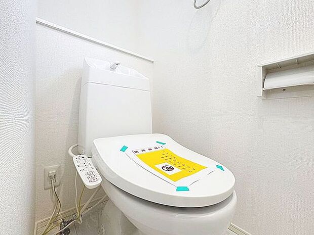 「温水洗浄便座付きトイレ」トイレは快適な温水洗浄便座付です。清潔感のあるホワイトで統一しました。いつも清潔な空間であって頂けるよう配慮された造りです。