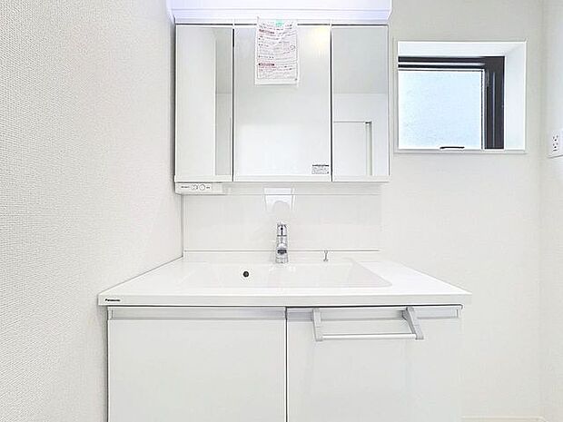 「洗面台」大きな鏡で朝の準備もばっちり。収納も多く、洗剤など日用品の保管にも便利です。