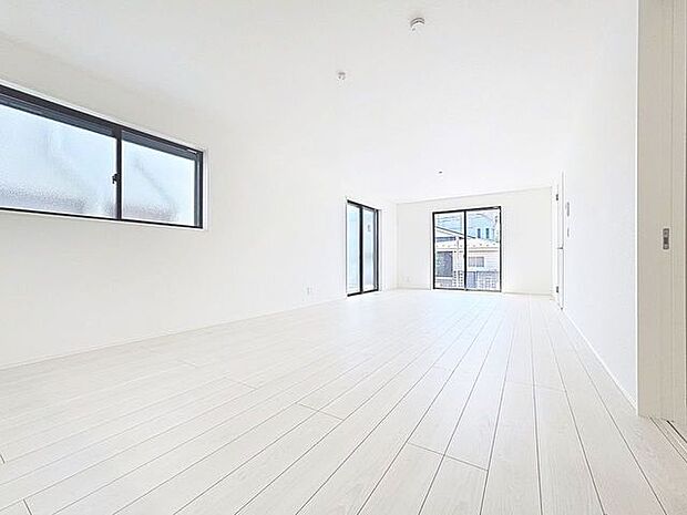 「穏やかな時が流れる癒しの空間」穏やかな光が明るくリビングルームを包みます。心地よい空間が、ご家族のかけがえのない時間に優しく寄り添います。
