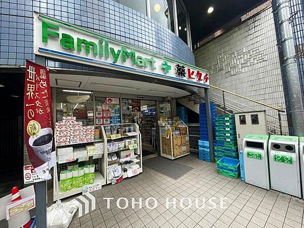 ファミリーマート薬ヒグチ日暮里店 137m