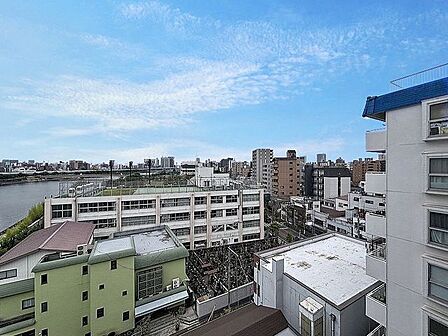 「眺望」穏やかな街並みを一望しながら、爽やかな風と柔らかく降り注ぐ陽光を感じて頂けます。