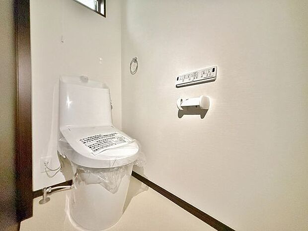 「窓あり×トイレ」水周りはシンプルに清潔感のあるホワイトで統一。換気出来るよう、窓も完備することで、いつも清潔な空間であって頂けるよう配慮しました。