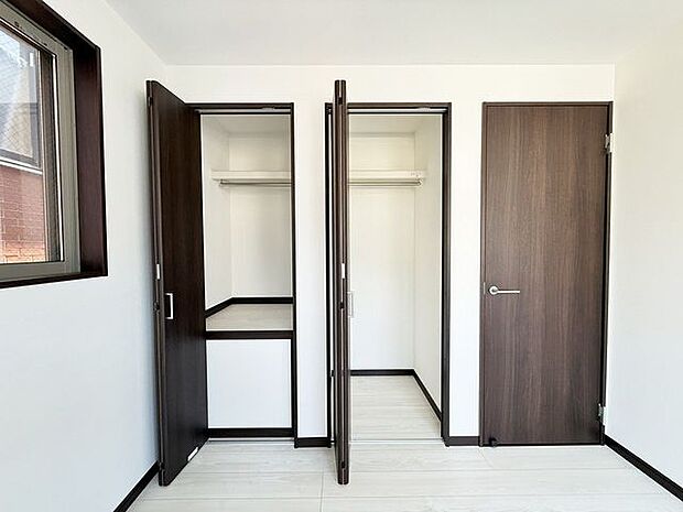 「スッキリ収納の居室」大きなクローゼットには季節ものの洋服などを収納できるので、お部屋はすっきり広々と使うことができます。