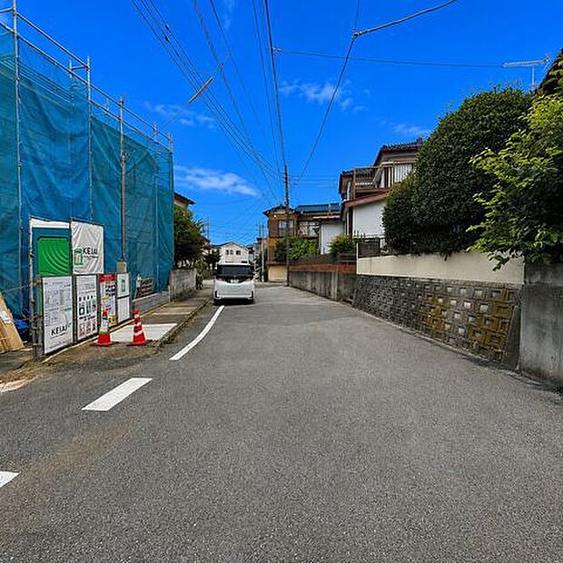 「前面道路含む外観」