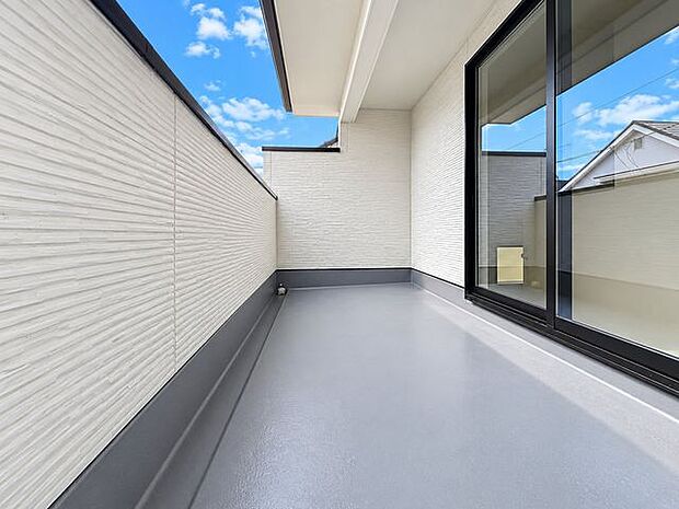 「バルコニー」大きな空に囲まれた気持ちのいい住まい。バルコニーを覗くだけで圧倒的な開放感に包まれます。