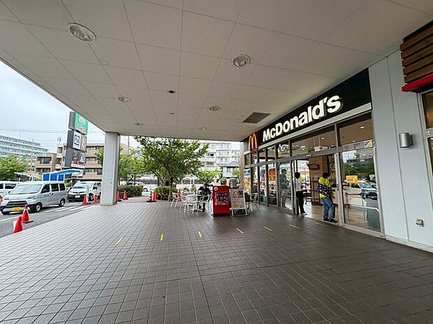 「マクドナルド市川ショップス店」 100m