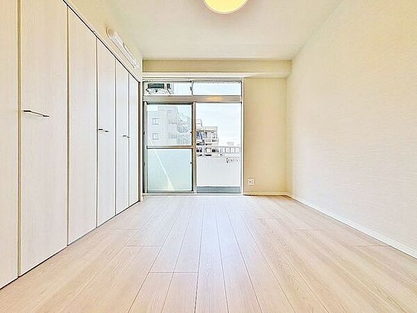 「明るい室内」大きな窓辺からの日差しが暖かい室内は、自然と住まう人の気分も明るくなります。