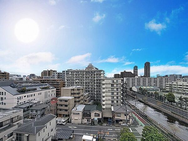 「8階からのの眺望」日々の生活にゆとりと心地良さをもたらしてくれる眺望のお部屋。ここに住まう方にのみ許される憩いの場所です。