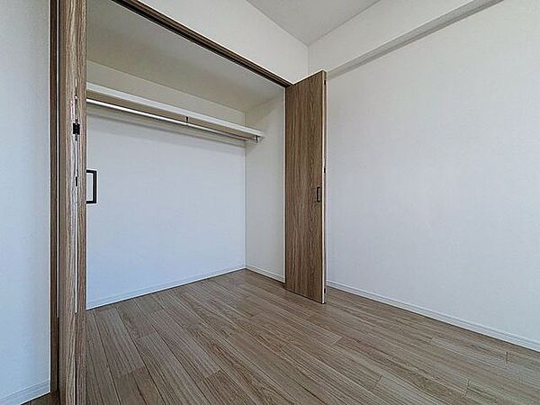 「スッキリ収納の居室」大きなクローゼットには季節ものの洋服などを収納できるので、お部屋はすっきり広々と使うことができます。