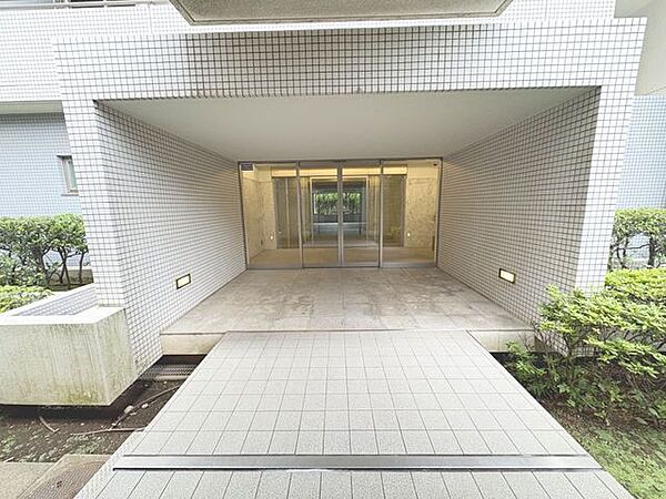 「エントランス入口」気品を感じることのできるエントランス部分。様々な居住者様への配慮がなされているので、安心して快適にお使いいただけます。
